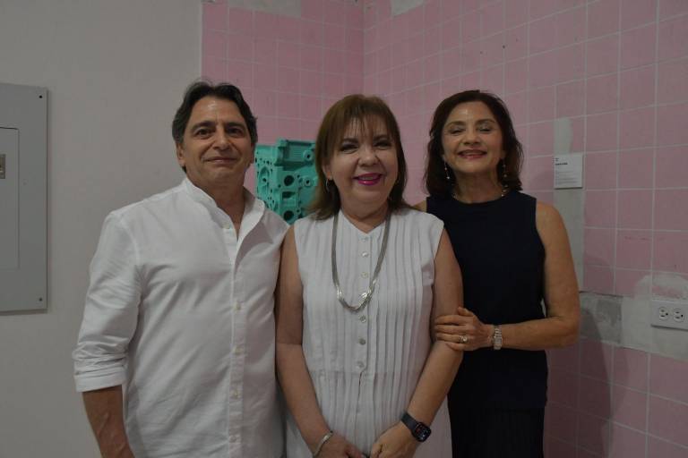 Admiran la exposición ‘Regla de Tres: Punto de origen’, en La Casa del Maquío