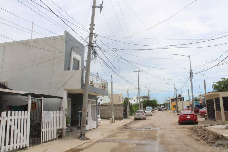 Poste suspendido representa peligro latente, denuncian vecinos en Rosario