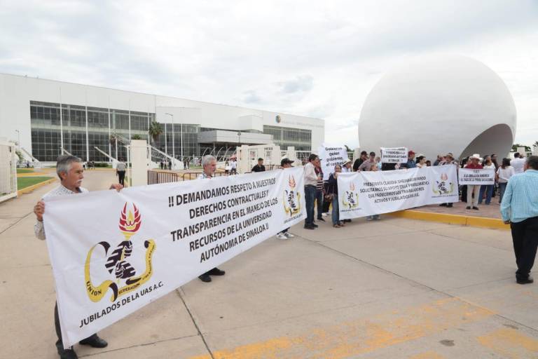 Esperan con manifestación y bajo fuerte dispositivo de seguridad a la Presidenta de la República en Mazatlán