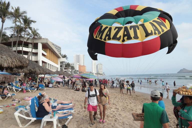 Viven tarde de algarabía en las playas de Mazatlán durante Semana Santa