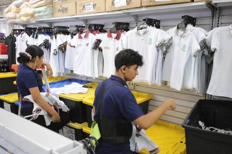 Arranca en Mazatlán el canje de uniformes y útiles con fluidez y sin aglomeraciones