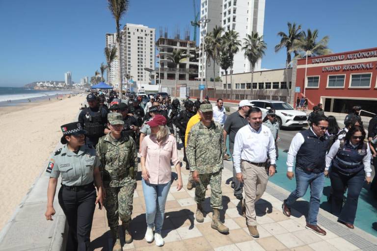 Realiza Alcaldesa de Mazatlán recorrido por ruta del desfile bajo fuerte operativo de seguridad