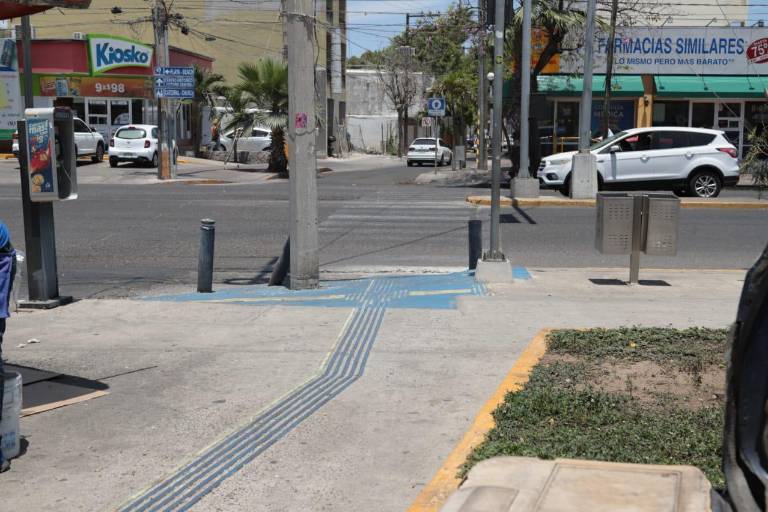 Circuito de cruceristas luce deteriorado: Camisetas azules
