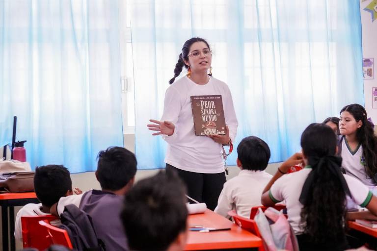 Se sumergen niños en el universo de los cuentos