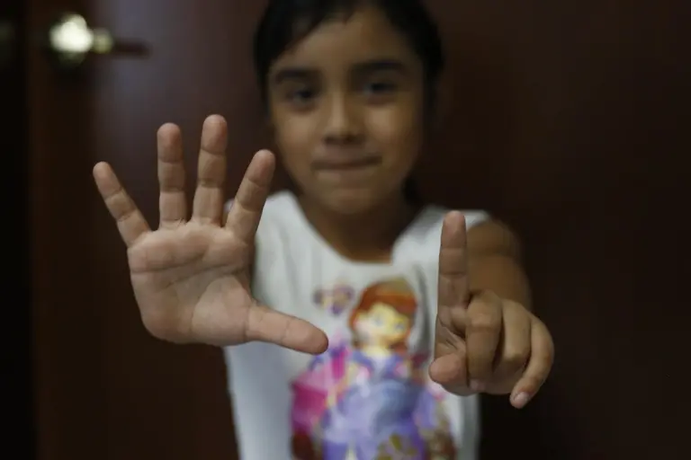 Sandra de apenas 6 años sueña con ser doctora para ayudar a la gente