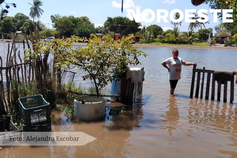 Las lluvias recientes y el aumento en la marea ocasionó que varias viviendas en Las Aguamitas, Navolato, se inundaran.