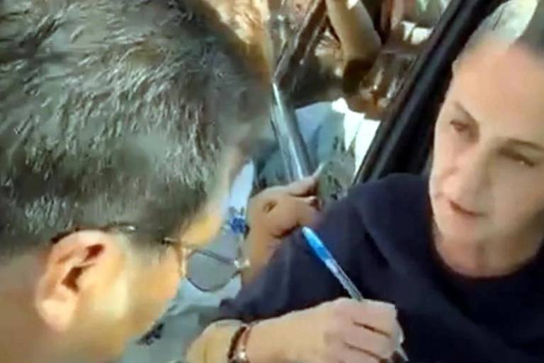 Maestros alcanzan convoy de Presidenta Sheinbaum y la hacen firmar oficios con demandas