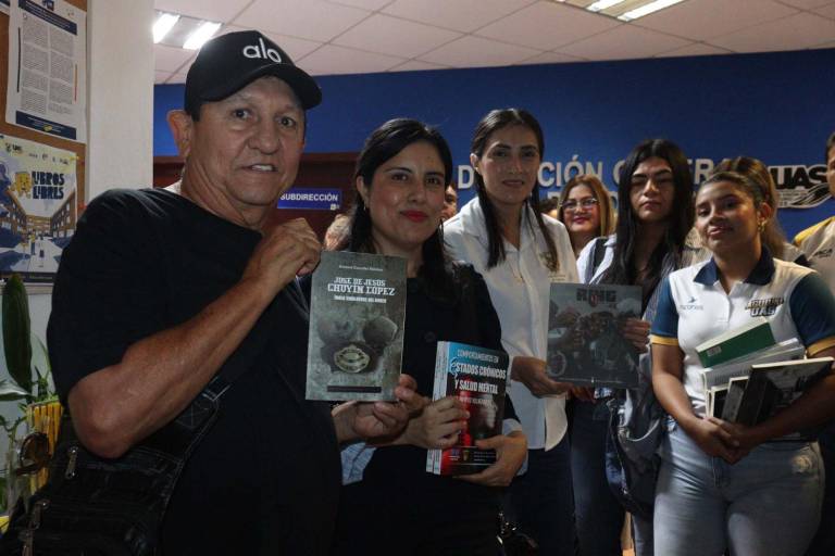 Programa Libros libres entrega 300 libros con zonas de lectura a universitarios