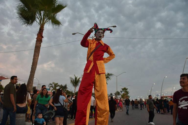 Disfrutan de ‘Oleajes de Alegría’ en el tradicional Carnaval de Altata 2026