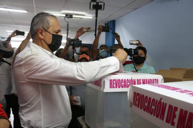 Alcalde de Ahome acude a emitir su voto en la Revocación de Mandato