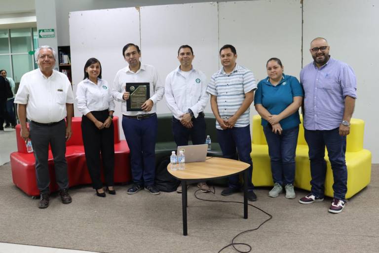 Científico Cristhian Valerio presenta conferencia sobre aceleradores de partículas a estudiantes universitarios y de bachillerato