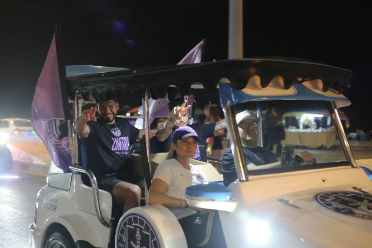 Mazatlán FC celebra quinto aniversario con vistoso desfile