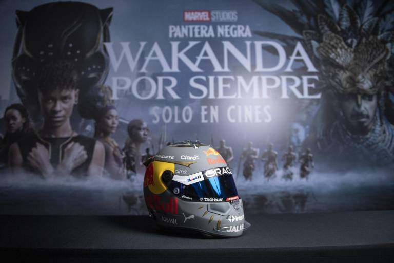 ‘Checo’ Pérez y Marvel se unen; así es el casco de Black Panther que usará el piloto en Brasil