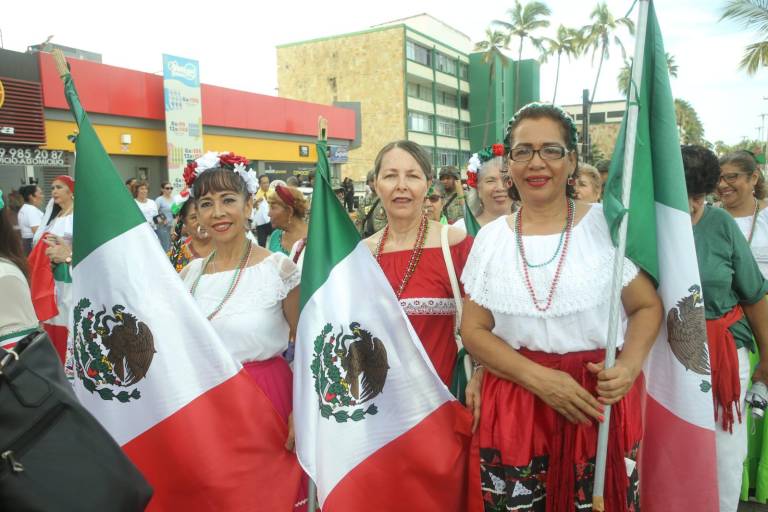 Conmemoran la Independencia de México con desfile patrio