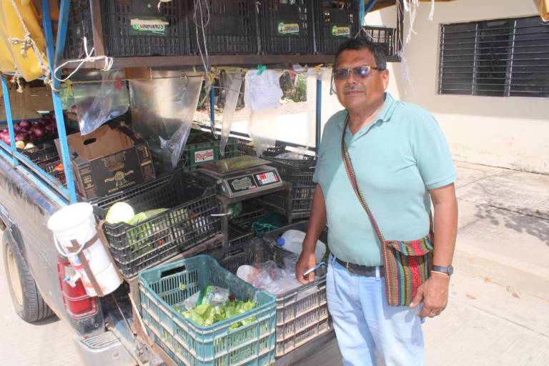 Alfonso emprende frutería ambulante en Rosario al quedar sin empleo