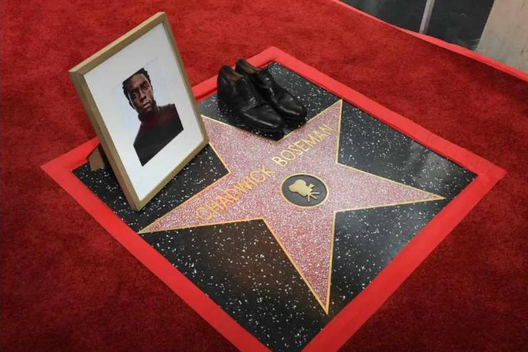 Chadwick Boseman recibe estrella póstuma en el Paseo de la Fama de Hollywood