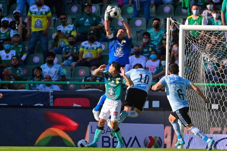 Rodolfo Cota tiene un juego para el olvido en la goleada de Tigres a Léon
