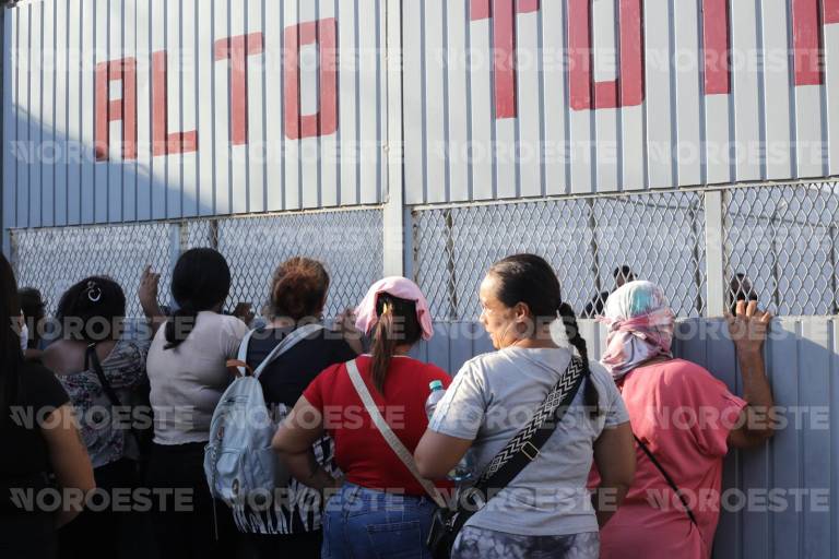 Familiares de internos del penal de El Castillo se han acercado al lugar para exigir información sobre sus seres queridos, luego de dos jornadas de violencia.