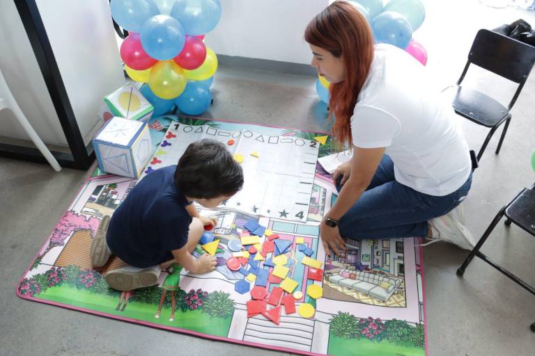 Exponen creatividad magisterial en La Feria de las Ciencias 2025