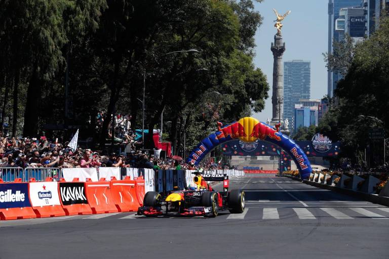 Miles abarrotan Reforma para disfrutar de la exhibición de Checo Pérez en la Ciudad de México