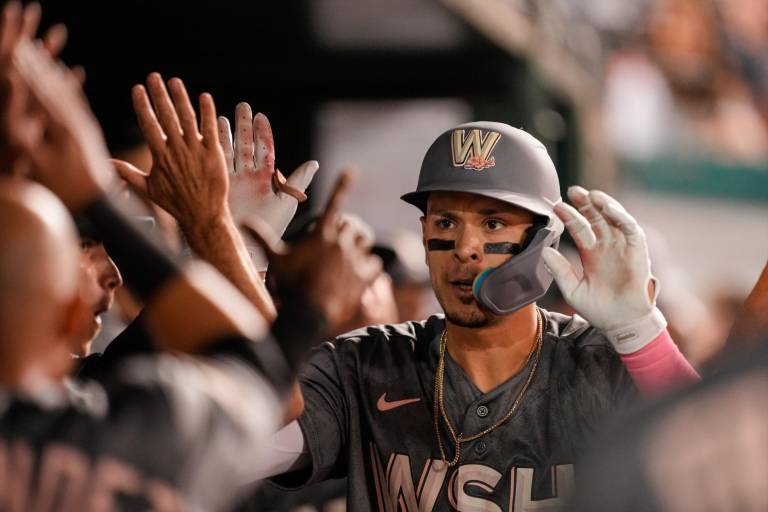 Joey Meneses pega el primer doble de su carrera en las Mayores