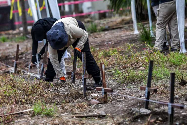 Inician exhumaciones en la segunda etapa de la fosa común del Panteón 21 de Marzo