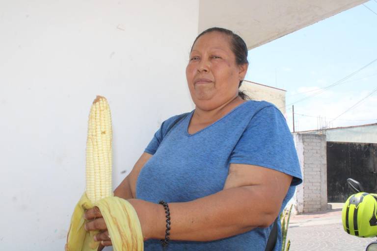 Lorena mantiene vivo el legado de vender elotes cocidos en El Rosario