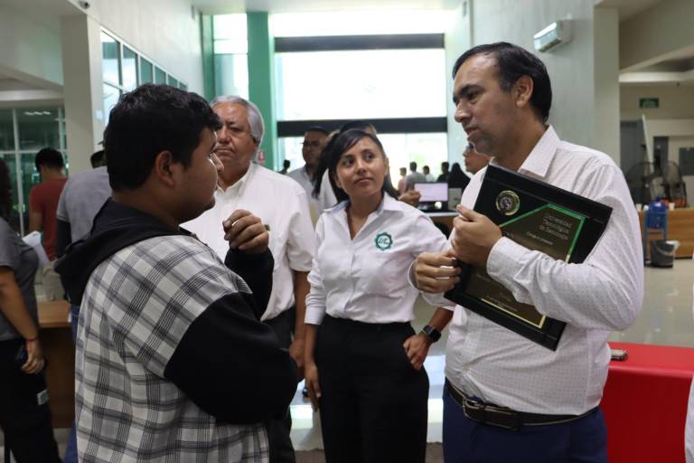 Científico Cristhian Valerio presenta conferencia sobre aceleradores de partículas a estudiantes universitarios y de bachillerato