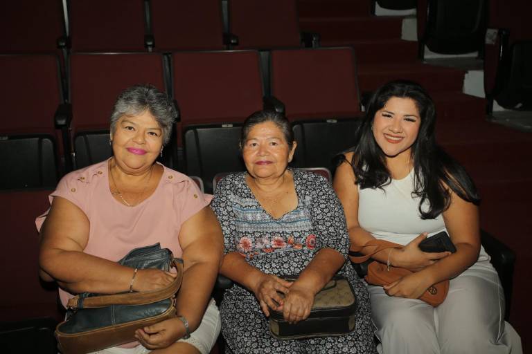 Disfrutan mazatlecos de la obra ‘La razón blindada’, en el Teatro Antonio Haas