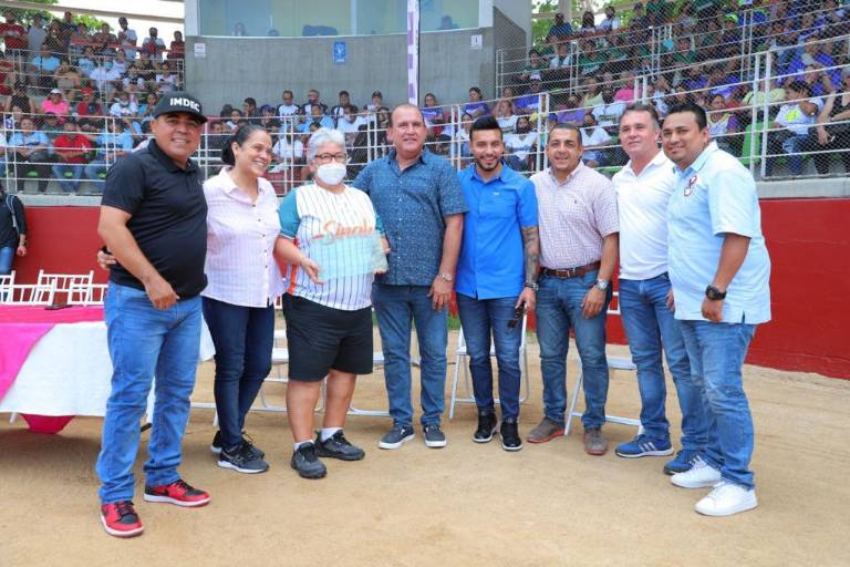 Martha Lizárraga es homenajeada al inaugurarse Nacional de Softbol Infantil Femenil