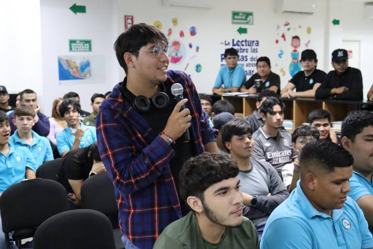 Científico Cristhian Valerio presenta conferencia sobre aceleradores de partículas a estudiantes universitarios y de bachillerato
