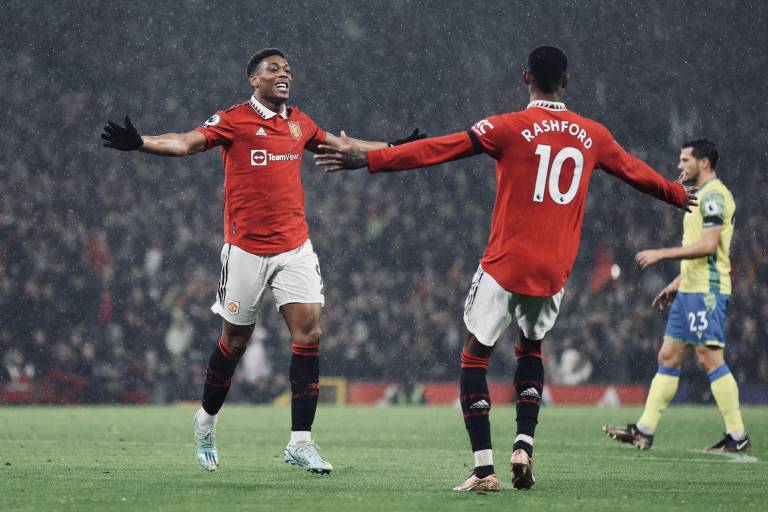 El Manchester United golea y se mantiene en zona de torneos europeos