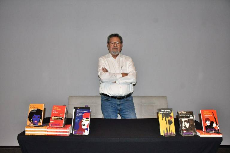 Reconocen al escritor Élmer Mendoza con libros de su autoría en formato de bolsillo