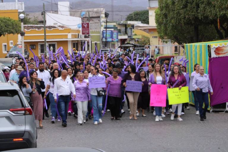 Conmemoran con marcha en Rosario el Día Internacional de la Mujer