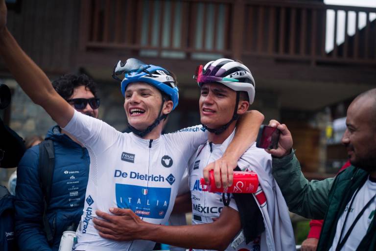 Mexicano Isaac del Toro hace historia ganando el Tour del Porvenir