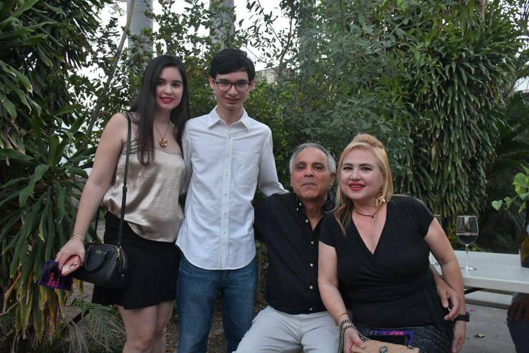 Admiran la exposición ‘Regla de Tres: Punto de origen’, en La Casa del Maquío