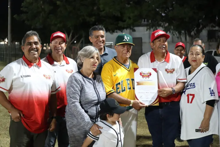 Patricio Lucas Zamudio recibe su reconocimiento de manos de Víctor Barboza.
