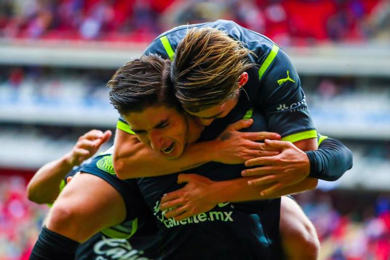 Chivas gana con penalti de último minuto y Vucetich respira