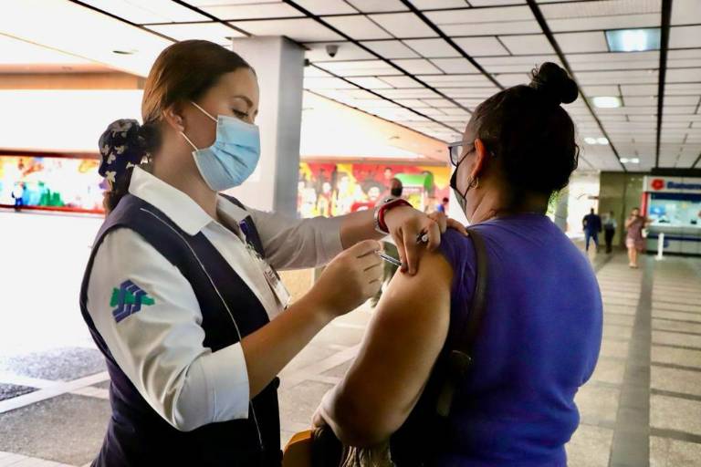 A partir del 16 de octubre estarían disponibles vacunas contra Covid-19 e influenza