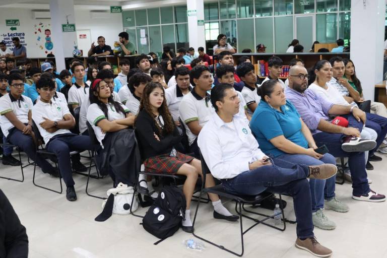 Científico Cristhian Valerio presenta conferencia sobre aceleradores de partículas a estudiantes universitarios y de bachillerato