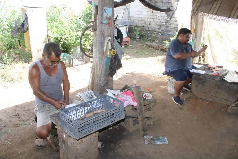 Heredan Ramón Santiago y Julio César el oficio artesanal de la pirotecnia en Rosario