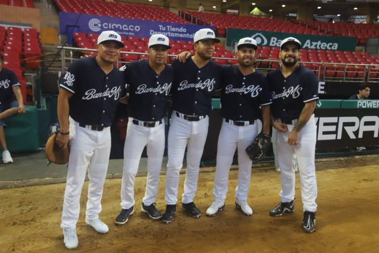 Conviven en encuentro amistoso el equipo de beisbol Venados y la Banda MS