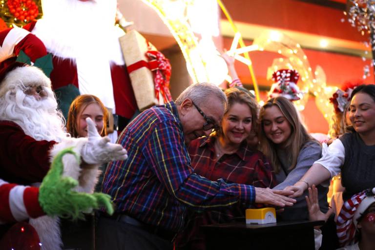 Encienden árbol navideño y arranca pista de hielo en Palacio de Gobierno, en Culiacán