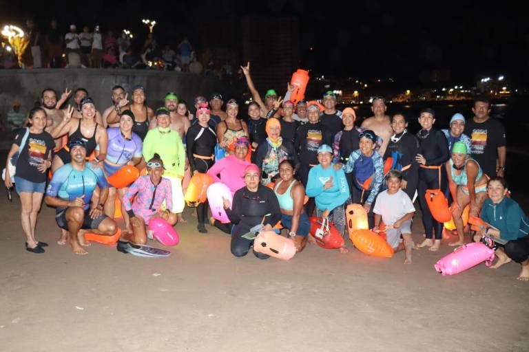 Culminan con éxito la Segunda edición del Nado Nocturno en Mazatlán