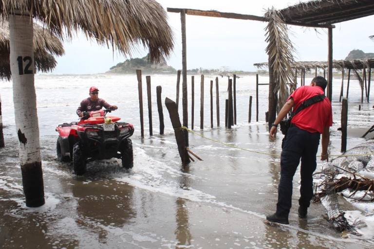 En la Isla de la Piedra los efectos de ‘Kay’ dañan 12 restaurantes y casi 200 paraguas, reporta Protección Civil