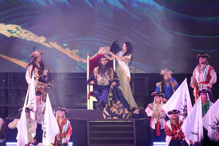 Recibe su corona Brayan Durán como Rey de la Alegría del Carnaval de Mazatlán 2025
