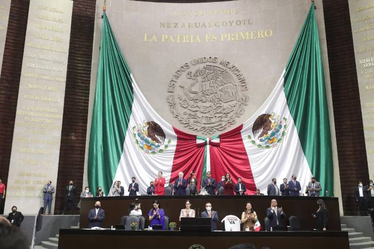 Diputados inician discusión de la reforma eléctrica entre gritos y pancartas