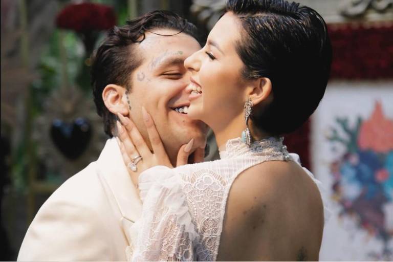 Celebran Christian Nodal y Ángela Aguilar su primer mes de casados