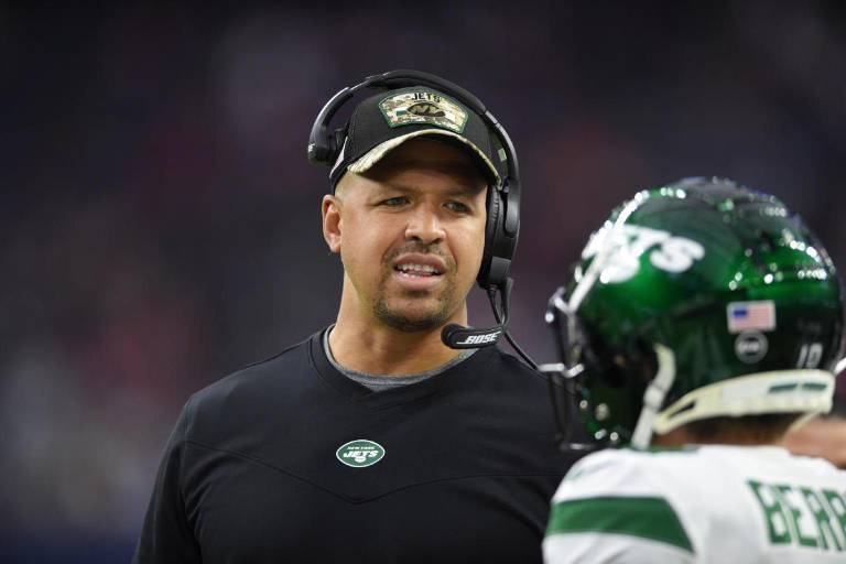 NFL suspende a coach de receptores abiertos de los Jets