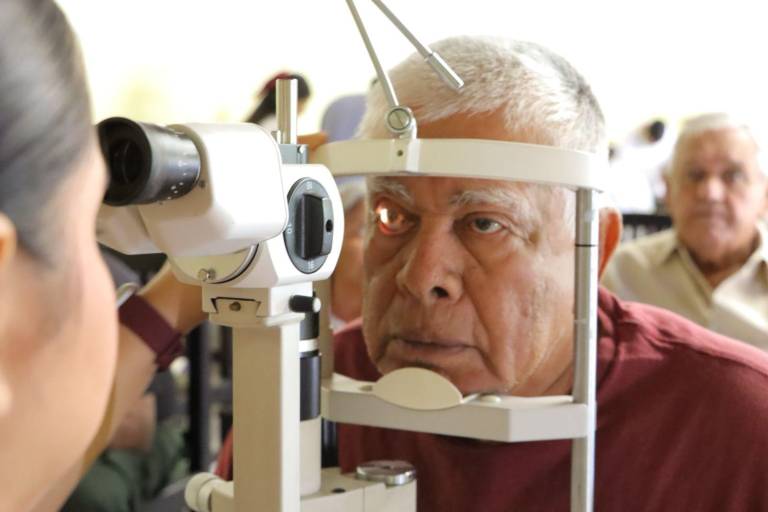 DIF realiza Jornada de detección de cataratas en Rosario